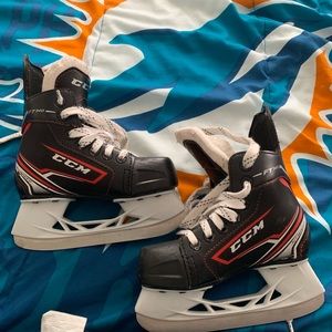 Youth ice skates with blade guard